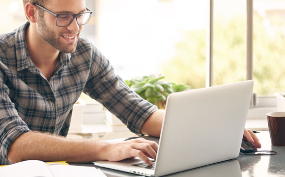 chico con un portátil