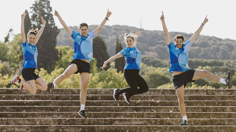 grupo de personas vestidas de deporte saltando