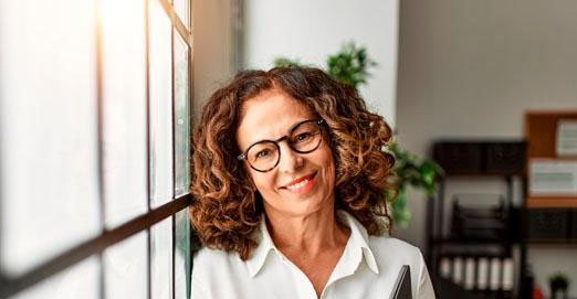 mujer sonriente en su despacho