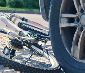 Coche atropellando una bicicleta
