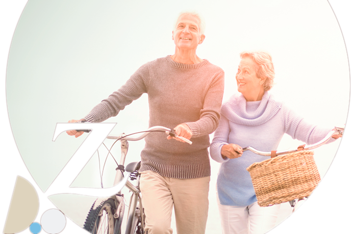 pareja mayor arrastrando bicicletas