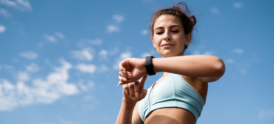 Mujer preparando su reloj para correr