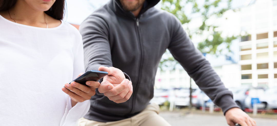 Persona en bicicleta intentando robar un móvil