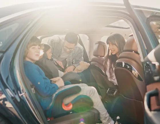 Coche con una familia en su interior
