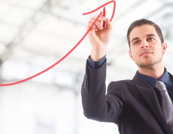 Hombre dibujando una flecha roja hacia arriba