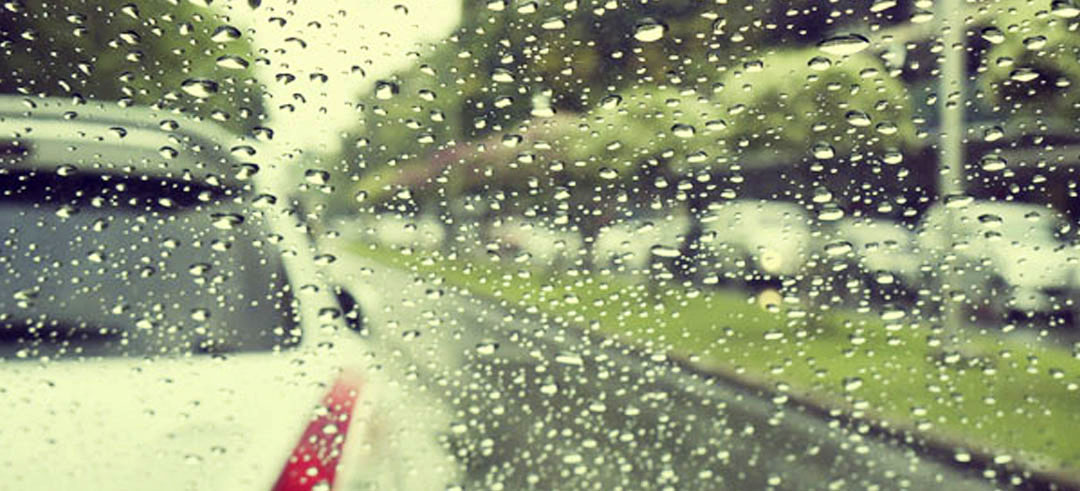 Parabrisas de un coche con gotas de lluvia