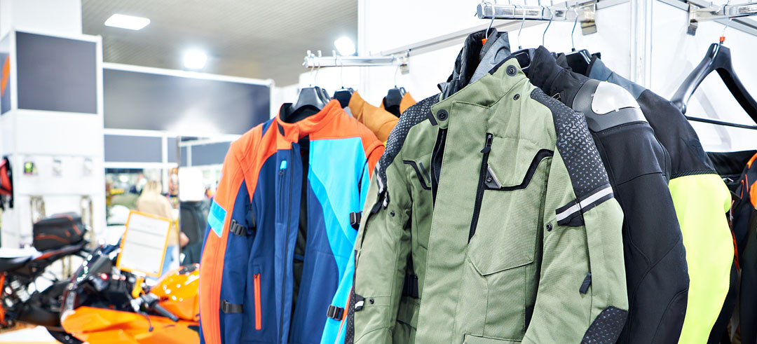 Ropa de motorista expuesta en una tienda de equipamiento para motos